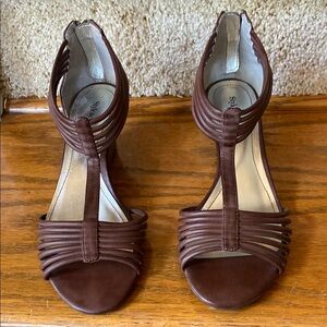 Cute Brown sandals with T-Strap Design